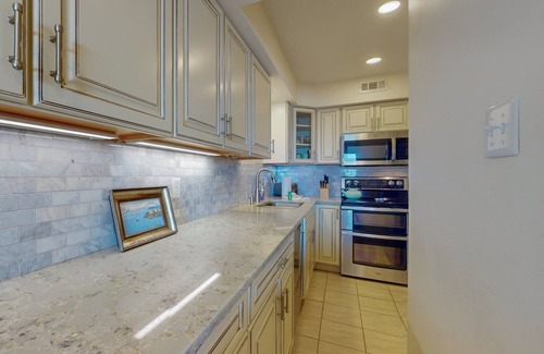 Pine Knoll Shores Condo | Multi-level, oceanfront condo with WiFi, W/D, & community pool/tennis courts