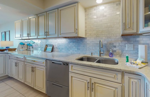 Pine Knoll Shores Condo | Multi-level, oceanfront condo with WiFi, W/D, & community pool/tennis courts