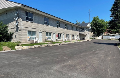 Gravenhurst House | Muskoka Nights Motel