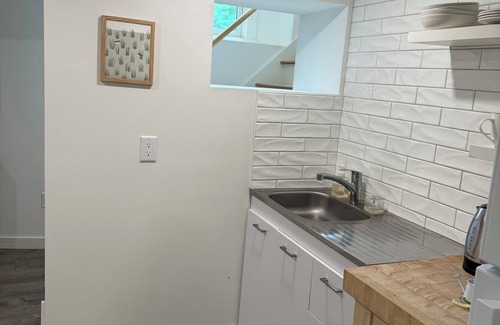 Vineyard Haven Apartment | MV Modern Queen 1BR and Qu. sofa bed private bedroom apartment sleeps 4 to 6