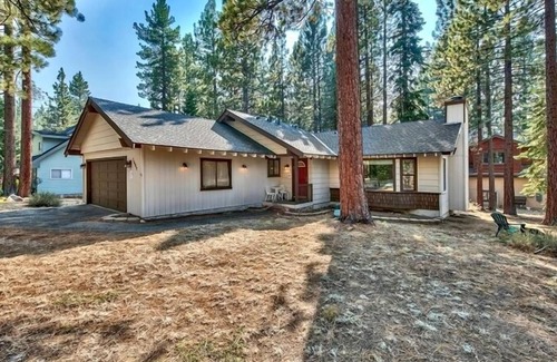 Montgomery Estates Ski Chalet | MV39 South Lake Tahoe Cabin with Hot tub, tech friednly great wifi! VHR21-0029