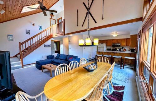 Bretton Woods House | MWP69 Spacious 5-bedroom condo, partial Notch views, 2 min to skiing!