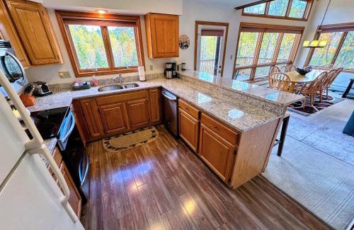 Bretton Woods House | MWP69 Spacious 5-bedroom condo, partial Notch views, 2 min to skiing!