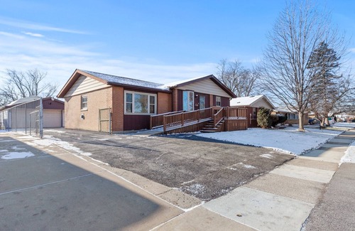 Oak Forest House | My Prima Karina BEAUTIFUL 4bd 2ba in quiet Chicago Suburb