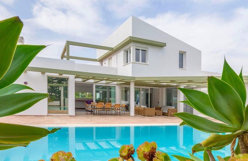 Son Blanc Villa | My Rental Homes | Villa Pinky with infinity pool and terrace