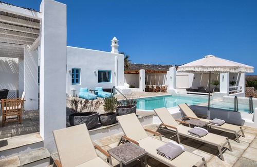 Kamari Villa | My Rental Homes - Villa Tramountana with pool and large outdoor spaces with BBQ