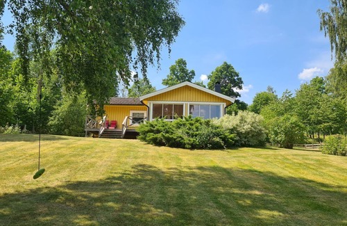 Ydre Municipality Cabin | Mysig Stuga på Stor Inhägnad Tomt. Bra för Barn & Hund. Sjöutsikt & Braskamin