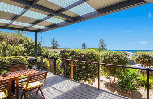 Wamberal House | MYSTIC WAVES | WIFI , Pet Friendly | Accom Holidays