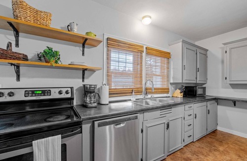 Manchester House | N End Single Fam. 4 Bed/2Ba w/office & Private W/D