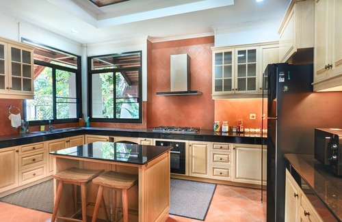 Chiang Mai Villa | Nadoo Thai Lanna-style luxurious private pool villa.five bedrooms.