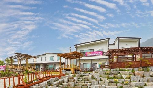 Namhae House | Namhae Uyeongwa Inyeon Pension Uyeon