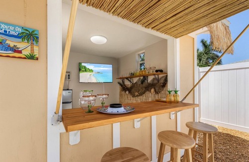 Central Naples House | Naples 3 BDRM/Big Htd Pool/Tiki Bar/BBQ