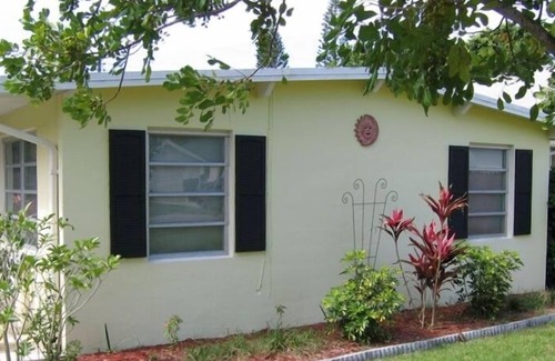 Naples Park Cottage | Naples Cottage - Walk to Beach - Privacy with Pool