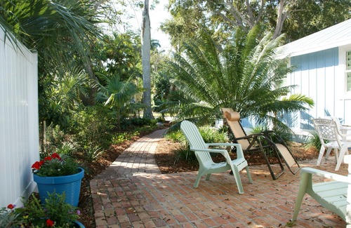 Old Naples Cottage | Naples Historic Home - 1 Bedroom Guest House-steps from beach, quiet setting