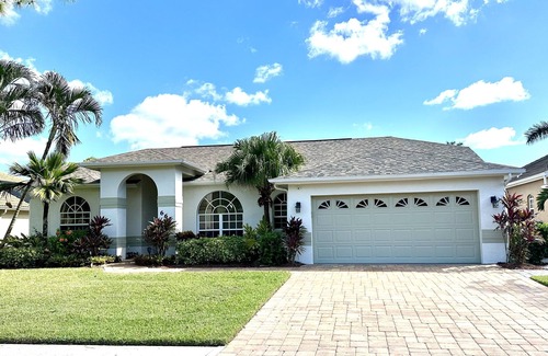 Central Naples House | 'Naples Paradiso'. Remodeled villa.heated salt water pool/spa extra large lanai