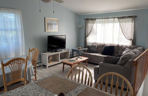 Bonnet Shores House | Narragansett Bonnet Shores Vacation Rental 5 Bed 2 bathCentral Air on main level