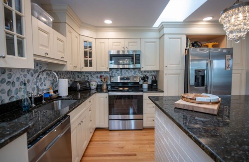 Narragansett Pier House | Narragansett Pier's Hadley Seaside Cottage