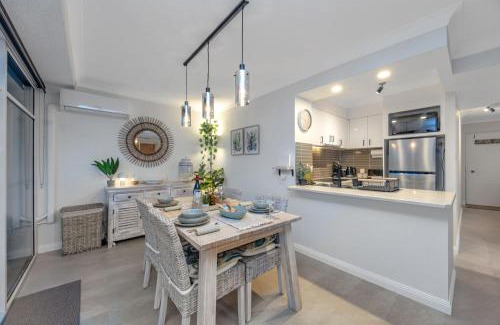 Biggera Waters Apartment | Native Stays - Stunning 180 Water views am to pm