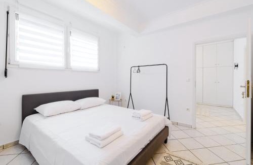 Ilisia Apartment | Naturally Cool 2BR Central ATH