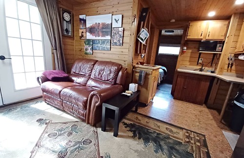 Oxford Cabin | Nature Nook Cabin, your peaceful hideaway ~ 25 mins to the Dells