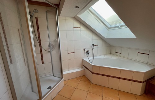 Blaichach House | Naturnahe und Helle Dachgeschosswohnung mit Großem Balkon in Gunzesried-säge