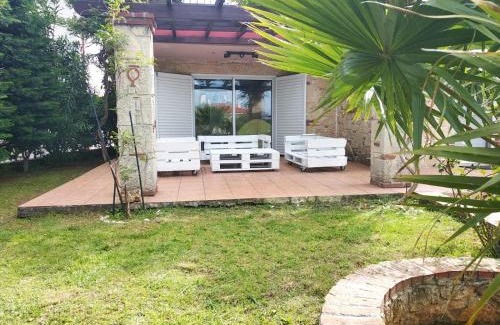 Flogita House | Naturstein-Mediterranhaus mit Gartenblick