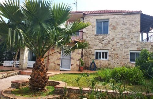 Flogita House | Naturstein-Mediterranhaus mit Gartenblick