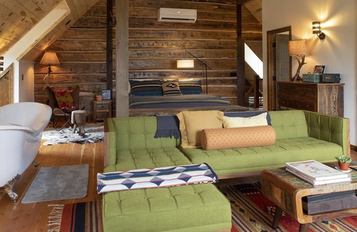 Chromo Apartment | Navajo Peak rustic South Loft