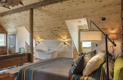 Chromo Apartment | Navajo Peak rustic South Loft