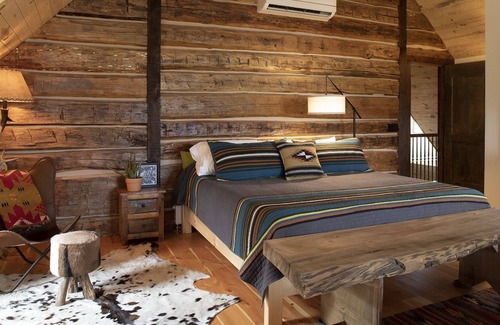 Chromo Apartment | Navajo Peak rustic South Loft