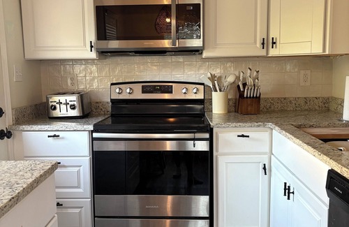 Navy Point House | Navy Point Pet Friendly 2 bedroom 1 bathroom cozy home.
