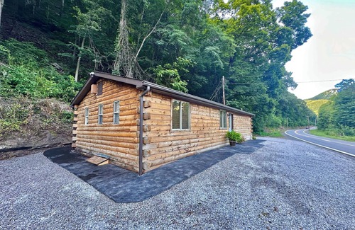 Cabins Cabin | nCozy 2-bedroom, river access, near Smoke Hole, Seneca Rocks & Dolly Sods