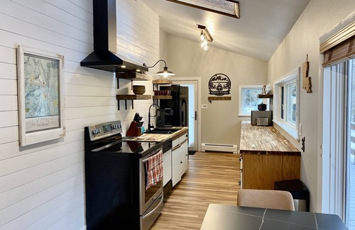 Lyons Cabin | nCozy retreat with a starlit hot tub, fire pit, fireplace & treehouse near RMNP.