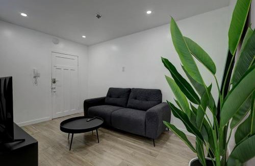 Cote-Des-Neiges—Notre-Dame-De-Grace Apartment | NDG Grand Stay Spacious and Elegant 3BR