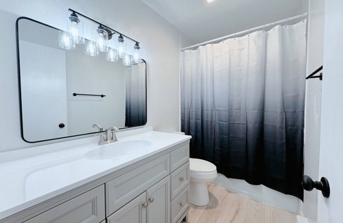 Spenard Apartment | Near Airport 2 bedroom Top Floor Apt