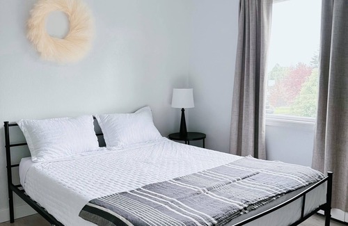 Spenard Apartment | Near Airport 2 bedroom Top Floor Apt