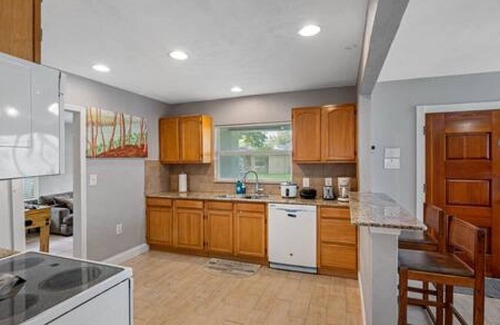 Riverside Heights House | Near Airport 3br w kitchen Game Room, Fenced Yard