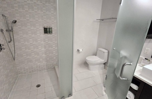 Doral Condo | Near Bayfront Park, King Studio with Kitchen