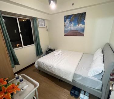 Kapitolyo Apartment | Near Bgc Ortigas 1Br Wi-Fi Netflix balcony skyline