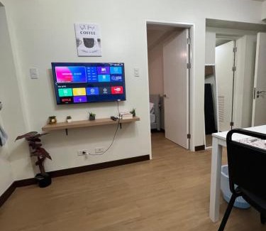 Kapitolyo Apartment | Near Bgc Ortigas 1Br Wi-Fi Netflix balcony skyline
