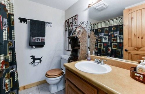 Shell Knob House | Near Bridge! 4BR Lakefront Chalet walk to water, multi-level bridge & lake views
