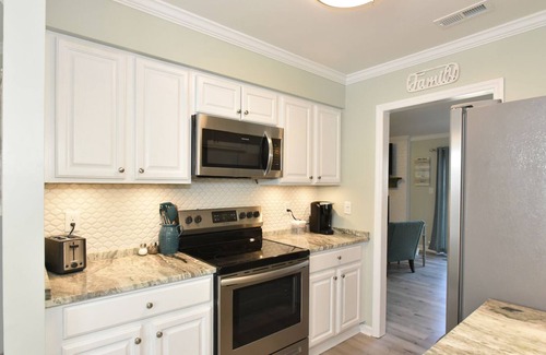 Piney Green House | Near Camp LeJeune main gate, Sleeps 6-7