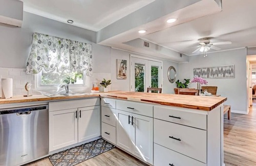 Whitemarsh Island House | Near Downtown with a Pool! Oatland Island Escape