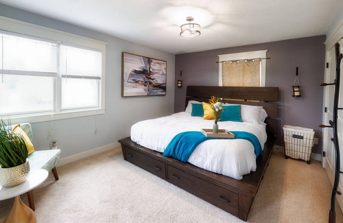 Kalamazoo House | NEAR DOWNTOWN & WMU large beautiful home, backyard