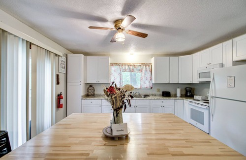 Cushing House | Near Lakes: Updated Family Home w/Deck in Cushing