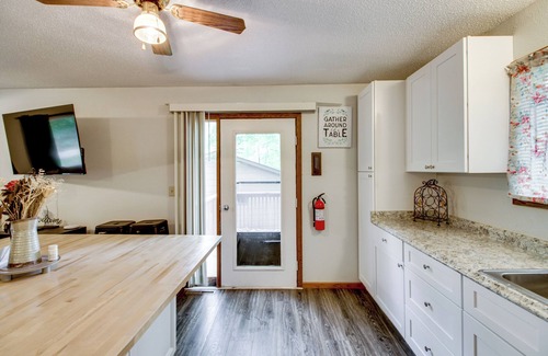 Cushing House | Near Lakes: Updated Family Home w/Deck in Cushing