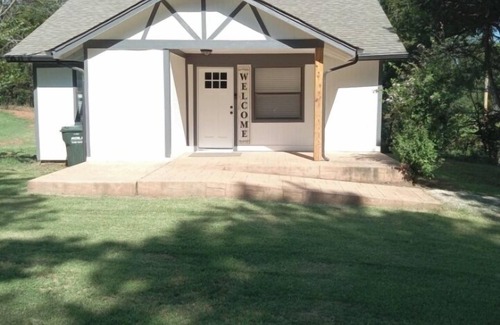 Edmond House | Near Lazy E! Charming 3-bedroom country home between Edmond and Guthrie OK.