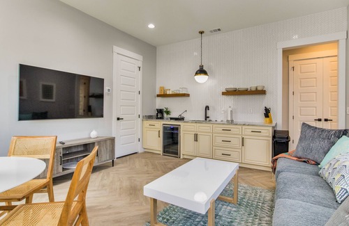 Tradewinds House | Near Marina with 2 king beds, a balcony, and 20 mins to Pensacola Beach