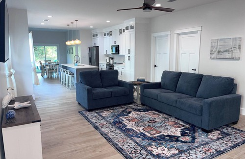 Foley House | Near Sports Complex, OWA, beaches, shopping, restaurants. King bed.