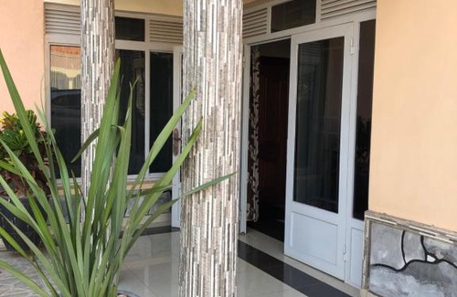 Kigali House | Near the airport private room